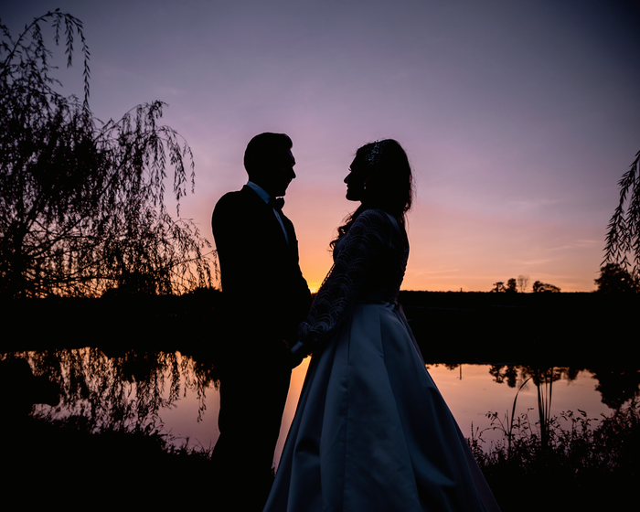 Fotograf Nunta Suceava · Fotografii de la mini sedinta de tip editorial cu mirii in backlight